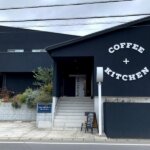 『Coffee+kitchen humoresque（コーヒーキッチンユーモレスク）柏』紺色の一軒家カフェ