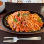 『野菜レストラン SHONAN』で熱々鉄板焼き餃子と昔ながらのナポリタン