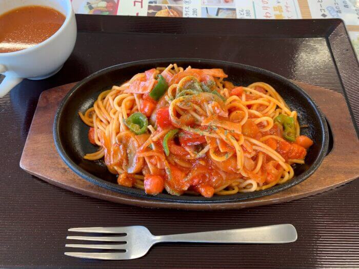 『野菜レストラン SHONAN』で熱々鉄板焼き餃子と昔ながらのナポリタン