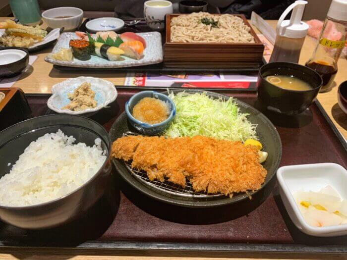 『和食レストランとんでん 馬橋店』北海道ざるそばと大きなロースかつ定食