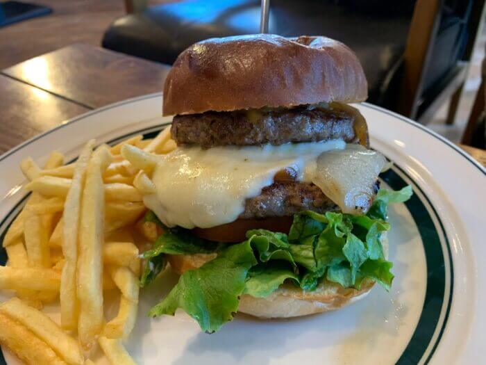 『アイビー ダイナー（I.B Diner）柏の葉』肉厚ビーフ100％のハンバーガー