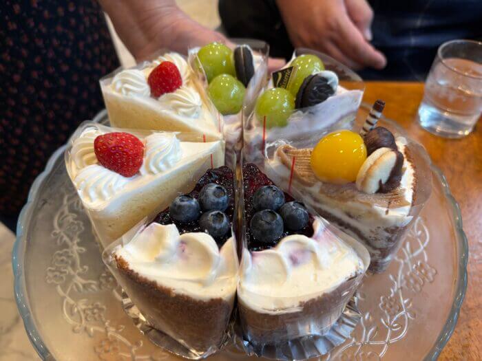 移転した『cafe プリプリ』でケーキセットを味わう