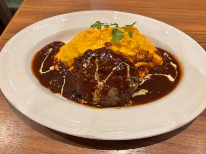アンガス牛ハンバーグとデミグラスのオムライス